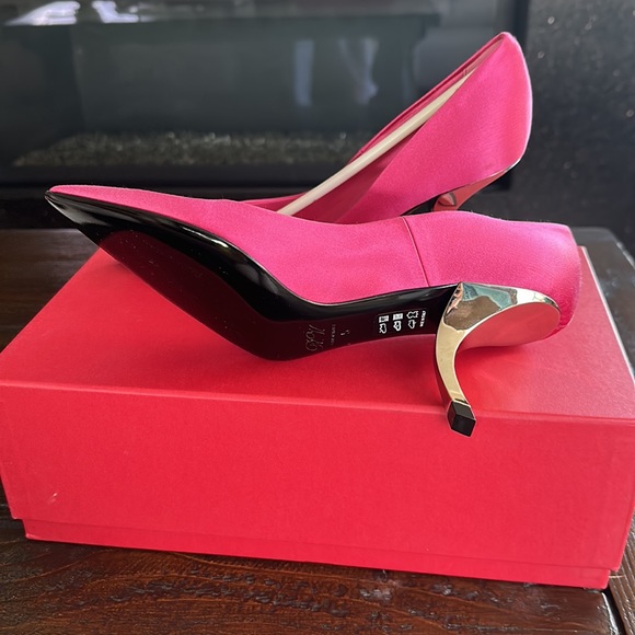 Brand new comes with box Roger Vivier pink satin heels with the famous heels - Picture 3 of 6